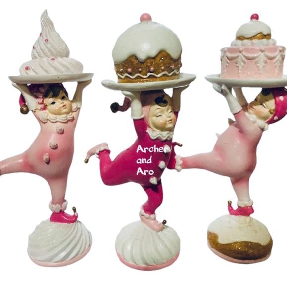 Pink gingerbread kids carrying cakes - Picture 5 of 7